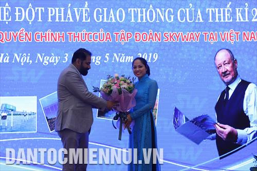 Tặng hoa cho các đại biểu. Ảnh: Phan Đức - TTXVN