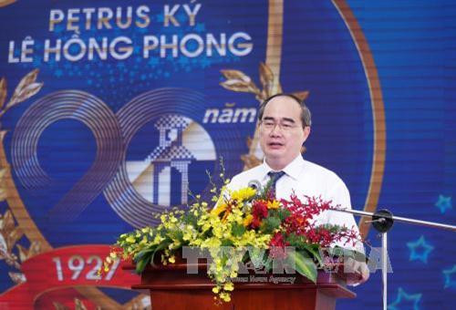 Đồng chí Nguyễn Thiện Nhân, Ủy viên Bộ Chính trị, Bí thư Thành ủy Thành phố Hồ Chí Minh phát biểu tại lễ khai giảng năm học mới Trường THPT Chuyên Lê Hồng Phong. Ảnh: Phương Vy-TTXVN Đồng chí Nguyễn Thiện Nhân, Ủy viên Bộ Chính trị, Bí thư Thành ủy Thành phố Hồ Chí Minh phát biểu tại lễ khai giảng năm học mới Trường THPT Chuyên Lê Hồng Phong. Ảnh: Phương Vy-TTXVN