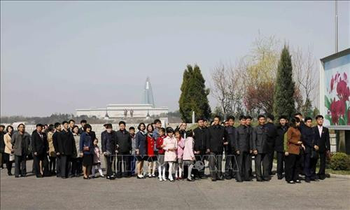 Thủ đô Bình Nhưỡng ngày nay mang một dáng vẻ hiện đại. Ảnh: Phương Hoa – TTXVN Những ngôi nhà cao tầng được sơn nhiều màu sắc mang dáng vẻ hiện đại cho Thủ đô Bình Nhưỡng. Ảnh: Phương Hoa- TTXVN Toàn cảnh thành phố Bình Nhưỡng nhìn từ trên cao. Ảnh: Phương Hoa – TTXVN Tiết mục hòa nhạc của Dàn nhạc Công Huân quốc gia Triều Tiên. Ảnh: Phương Hoa – TTXVN Đúng dịp sinh nhật của Chủ tịch Kim Nhật Thành, Triển lãm hoa được tổ chức tại Thủ đô Bình Nhưỡng. Ảnh: Phương Hoa – TTXVN Một gia đình Triều Tiên tham quan Triển lãm hoa Kim Nhật Thành. Ảnh: Phương Hoa – TTXVN Phụ nữ Triều Tiên mặc trang phục truyền thống vào xem Triển lãm hoa Kim Nhật Thành. Ảnh: Phương Hoa – TTXVN Người dân Triều Tiên xếp hàng vào xem Triển lãm hoa Kim Nhật Thành. Ảnh: Phương Hoa – TTXVN Một ngôi nhà truyền thống bên cạnh những công trình hiện đại. Ảnh: Phương Hoa – TTXVN Người dân và thiếu niên Triều Tiên đến vui chơi ở công viên. Ảnh: Phương Hoa – TTXVN Ngày cuối tuần, người dân Triều Tiên đến vui chơi ở các công viên nổi tiếng. Ảnh: Phương Hoa – TTXVN Một gian hàng dược phẩm ở Bình Nhưỡng. Ảnh: Phương Hoa – TTXVN Học sinh học môn thể thao yêu thích ở trường học. Ảnh: Phương Hoa – TTXVN Lớp học âm nhạc của học sinh Triều Tiên. Ảnh: Phương Hoa – TTXVN Lớp dạy lập trình tại Cung Học sinh Thiếu niên Vạn Cảnh Đài. Ảnh: Phương Hoa – TTXVN Triều Tiên rất chú trọng đến việc phát triển toàn diện con người, học sinh được tham gia các lớp học nghệ thuật. Ảnh: Phương Hoa- TTXVN Học sinh Triều Tiên học viết thư pháp. Ảnh: Phương Hoa – TTXVN Một cặp vợ chồng sắp cưới chụp ảnh trước Bảo tàng Chiến thắng Chiến tranh Giải phóng Tổ quốc. Ảnh: Phương Hoa – TTXVN Người dân xếp hàng trật tự lên phương tiện giao thông công cộng. Ảnh: Phương Hoa- TTXVN Cung Thái Dương Kumsusan-nơi an nghỉ của Chủ tịch Kim Nhật Thành và Kim Jong - Il. Ảnh: Phương Hoa – TTXVN Nhà ga trung tâm ở Thủ đô Bình Nhưỡng. Ảnh: Phương Hoa – TTXVN Tòa nhà Quốc hội ở Thủ đô Bình Nhưỡng. Ảnh: Phương Hoa – TTXVN Ngoài phương tiện giao thông công cộng, người dân Bình Nhưỡng thường xuyên sử dụng xe đạp. Ảnh: Phương Hoa – TTXVN Hoa nở trên đường phố cùng với những ngôi nhà cao tầng mang nhiều màu sắc rực rỡ. Ảnh: Phương Hoa – TTXVN Tượng "Vạn Lý Mã" - bức tượng nổi tiếng ở Bình Nhưỡng. Ảnh: Phương Hoa – TTXVN Những dãy phố với công trình kiến trúc hiện đại được xây dựng ở Bình Nhưỡng. Ảnh: Phương Hoa – TTXVN Nhiều chung cư cao tầng được xây dựng phục vụ chỗ ở cho người dân ở Thủ đô Bình Nhưỡng. Ảnh: Phương Hoa – TTXVN Khải Hoàn Môn - một công trình nổi tiếng ở Bình Nhưỡng. Ảnh: Phương Hoa – TTXVN Tháp Chủ thể cao 170 m là Tượng đài về học thuyết tự lực tự cường ở Triều Tiên. Ảnh: Phương Hoa – TTXVN Một công trình kiến trúc truyền thống của Triều Tiên tại Thủ đô Bình Nhưỡng. Ảnh: Phương Hoa – TTXVN Quảng trường Kim Nhật Thành, nơi tổ chức các sự kiện lớn của Triều Tiên. Ảnh: Phương Hoa – TTXVN Pin năng lượng mặt trời được sử dụng ở nhiều nơi tại Thủ đô Bình Nhưỡng. Ảnh: Phương Hoa – TTXVN Ô tô điện là phương tiện giao thông công cộng phổ biển ở Bình Nhưỡng. Ảnh: Phương Hoa – TTXVN Nhà ga Bình Nhưỡng nhìn từ trên cao. Ảnh: Phương Hoa – TTXVN Tòa nhà Ryugyong cao 330m ở Thủ đô Bình Nhưỡng. Ảnh: Phương Hoa – TTXVN Một công trình lịch sử ở Thủ đô Bình Nhưỡng. Ảnh: Phương Hoa – TTXVN Học sinh mầm non được cô giáo dẫn đi dã ngoại. Ảnh: Phương Hoa – TTXVN Thủ đô Bình Nhưỡng nhìn từ trên cao. Ảnh: Phương Hoa – TTXVN Khu Chang Jong, nơi tập trung nhiều nhà cao tầng. Ảnh: Phương Hoa – TTXVN Thủ đô Bình Nhưỡng ngày nay mang một dáng vẻ hiện đại. Ảnh: Phương Hoa – TTXVN Những ngôi nhà cao tầng được sơn nhiều màu sắc mang dáng vẻ hiện đại cho Thủ đô Bình Nhưỡng. Ảnh: Phương Hoa- TTXVN Toàn cảnh thành phố Bình Nhưỡng nhìn từ trên cao. Ảnh: Phương Hoa – TTXVN Tiết mục hòa nhạc của Dàn nhạc Công Huân quốc gia Triều Tiên. Ảnh: Phương Hoa – TTXVN Đúng dịp sinh nhật của Chủ tịch Kim Nhật Thành, Triển lãm hoa được tổ chức tại Thủ đô Bình Nhưỡng. Ảnh: Phương Hoa – TTXVN Một gia đình Triều Tiên tham quan Triển lãm hoa Kim Nhật Thành. Ảnh: Phương Hoa – TTXVN Phụ nữ Triều Tiên mặc trang phục truyền thống vào xem Triển lãm hoa Kim Nhật Thành. Ảnh: Phương Hoa – TTXVN Người dân Triều Tiên xếp hàng vào xem Triển lãm hoa Kim Nhật Thành. Ảnh: Phương Hoa – TTXVN Một ngôi nhà truyền thống bên cạnh những công trình hiện đại. Ảnh: Phương Hoa – TTXVN Người dân và thiếu niên Triều Tiên đến vui chơi ở công viên. Ảnh: Phương Hoa – TTXVN Ngày cuối tuần, người dân Triều Tiên đến vui chơi ở các công viên nổi tiếng. Ảnh: Phương Hoa – TTXVN Một gian hàng dược phẩm ở Bình Nhưỡng. Ảnh: Phương Hoa – TTXVN Học sinh học môn thể thao yêu thích ở trường học. Ảnh: Phương Hoa – TTXVN Lớp học âm nhạc của học sinh Triều Tiên. Ảnh: Phương Hoa – TTXVN Lớp dạy lập trình tại Cung Học sinh Thiếu niên Vạn Cảnh Đài. Ảnh: Phương Hoa – TTXVN Triều Tiên rất chú trọng đến việc phát triển toàn diện con người, học sinh được tham gia các lớp học nghệ thuật. Ảnh: Phương Hoa- TTXVN Học sinh Triều Tiên học viết thư pháp. Ảnh: Phương Hoa – TTXVN Một cặp vợ chồng sắp cưới chụp ảnh trước Bảo tàng Chiến thắng Chiến tranh Giải phóng Tổ quốc. Ảnh: Phương Hoa – TTXVN Người dân xếp hàng trật tự lên phương tiện giao thông công cộng. Ảnh: Phương Hoa- TTXVN Cung Thái Dương Kumsusan-nơi an nghỉ của Chủ tịch Kim Nhật Thành và Kim Jong - Il. Ảnh: Phương Hoa – TTXVN Nhà ga trung tâm ở Thủ đô Bình Nhưỡng. Ảnh: Phương Hoa – TTXVN Tòa nhà Quốc hội ở Thủ đô Bình Nhưỡng. Ảnh: Phương Hoa – TTXVN Ngoài phương tiện giao thông công cộng, người dân Bình Nhưỡng thường xuyên sử dụng xe đạp. Ảnh: Phương Hoa – TTXVN Hoa nở trên đường phố cùng với những ngôi nhà cao tầng mang nhiều màu sắc rực rỡ. Ảnh: Phương Hoa – TTXVN Tượng "Vạn Lý Mã" - bức tượng nổi tiếng ở Bình Nhưỡng. Ảnh: Phương Hoa – TTXVN Những dãy phố với công trình kiến trúc hiện đại được xây dựng ở Bình Nhưỡng. Ảnh: Phương Hoa – TTXVN Nhiều chung cư cao tầng được xây dựng phục vụ chỗ ở cho người dân ở Thủ đô Bình Nhưỡng. Ảnh: Phương Hoa – TTXVN Khải Hoàn Môn - một công trình nổi tiếng ở Bình Nhưỡng. Ảnh: Phương Hoa – TTXVN Tháp Chủ thể cao 170 m là Tượng đài về học thuyết tự lực tự cường ở Triều Tiên. Ảnh: Phương Hoa – TTXVN Một công trình kiến trúc truyền thống của Triều Tiên tại Thủ đô Bình Nhưỡng. Ảnh: Phương Hoa – TTXVN Quảng trường Kim Nhật Thành, nơi tổ chức các sự kiện lớn của Triều Tiên. Ảnh: Phương Hoa – TTXVN Pin năng lượng mặt trời được sử dụng ở nhiều nơi tại Thủ đô Bình Nhưỡng. Ảnh: Phương Hoa – TTXVN Ô tô điện là phương tiện giao thông công cộng phổ biển ở Bình Nhưỡng. Ảnh: Phương Hoa – TTXVN Nhà ga Bình Nhưỡng nhìn từ trên cao. Ảnh: Phương Hoa – TTXVN Tòa nhà Ryugyong cao 330m ở Thủ đô Bình Nhưỡng. Ảnh: Phương Hoa – TTXVN Một công trình lịch sử ở Thủ đô Bình Nhưỡng. Ảnh: Phương Hoa – TTXVN Học sinh mầm non được cô giáo dẫn đi dã ngoại. Ảnh: Phương Hoa – TTXVN Thủ đô Bình Nhưỡng nhìn từ trên cao. Ảnh: Phương Hoa – TTXVN Khu Chang Jong, nơi tập trung nhiều nhà cao tầng. Ảnh: Phương Hoa – TTXVN