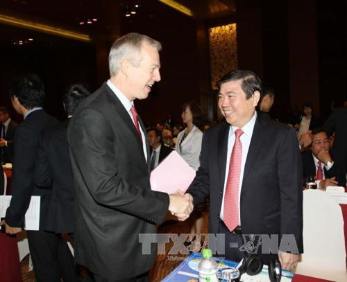 Chủ tịch UBND Thành phố Hồ Chí Minh Nguyễn Thành Phong và Đại sứ Hoa Kỳ tại Việt Nam Ted Osius. Ảnh: Thanh Vũ - TTXVN Chủ tịch UBND Thành phố Hồ Chí Minh Nguyễn Thành Phong và Đại sứ Hoa Kỳ tại Việt Nam Ted Osius. Ảnh: Thanh Vũ - TTXVN