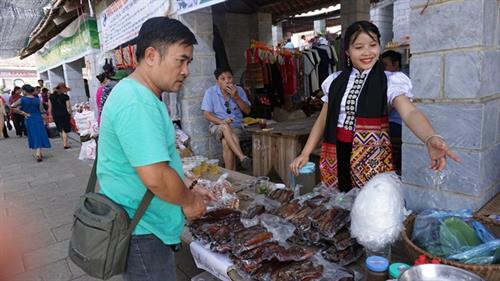 Du khách tham quan chợ và mua sắm các sản vật vùng miền. Ảnh: Hoàng Hải