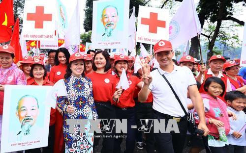 Các đại biểu tham gia đi bộ hưởng ứng chương trình “Chung sức vì nhân đạo”, phát động “Tháng nhân đạo” năm 2018, kỷ niệm Ngày chữ Thập đỏ -Trăng lưỡi liềm đỏ Quốc tế (8/5). Ảnh: Quang Quyết-TTXVN Các đại biểu tham gia đi bộ hưởng ứng chương trình “Chung sức vì nhân đạo”, phát động “Tháng nhân đạo” năm 2018, kỷ niệm Ngày chữ Thập đỏ -Trăng lưỡi liềm đỏ Quốc tế (8/5). Ảnh: Quang Quyết-TTXVN