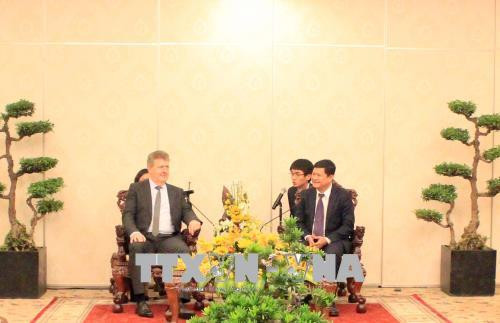 Ông Huỳnh Cách Mạng, Phó Chủ tịch Ủy ban nhân dân Thành phố Hồ Chí Minh tiếp ông Charles Duchaine, Giám đốc Cơ quan Phòng chống tham nhũng Cộng hòa Pháp đang thăm và làm việc tại Thành phố Hồ Chí Minh. Ảnh: Xuân Khu – TTXVN