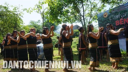 Sau lễ cúng, mọi người cùng vui vẻ với những tiết mục văn nghệ đặc trưng của dân tộc mình. Ảnh: Nam Sương