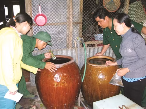 Bộ đội Biên phòng tỉnh An Giang giúp đồng bào diệt lăng quăng phòng chống sốt xuất huyết