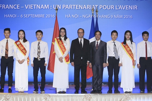 Tổng thống Cộng hoà Pháp Francois Hollande chụp ảnh chung với sinh viên trường Đại học Quốc gia Hà Nội. Ảnh: Phạm Kiên – TTXVN Tổng thống Cộng hoà Pháp Francois Hollande chụp ảnh chung với sinh viên trường Đại học Quốc gia Hà Nội. Ảnh: Phạm Kiên – TTXVN