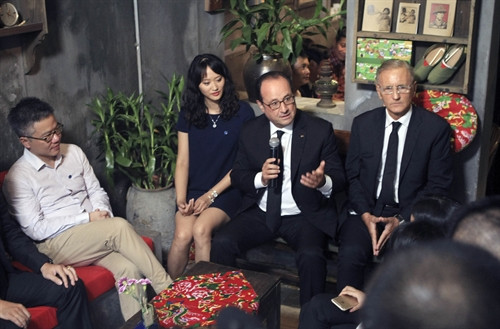 Tổng thống Francois Hollande nói chuyện giao lưu tại quán Cà phê Cộng, số 54 Mã Mây, quận Hoàn Kiếm. Ảnh: Phạm Kiên – TTXVN Tổng thống Francois Hollande nói chuyện giao lưu tại quán Cà phê Cộng, số 54 Mã Mây, quận Hoàn Kiếm. Ảnh: Phạm Kiên – TTXVN