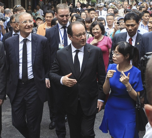 Tổng thống Cộng hoà Pháp Francois Hollande nghe giới thiệu về phố cổ Hà Nội. Ảnh: Phạm Kiên - TTXVN Tổng thống Cộng hoà Pháp Francois Hollande nghe giới thiệu về phố cổ Hà Nội. Ảnh: Phạm Kiên - TTXVN