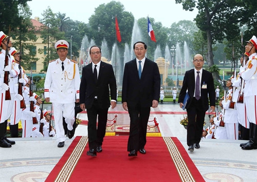Chủ tịch nước Trần Đại Quang đón Tổng thống Pháp François Hollande, sáng 6/9 tại Phủ Chủ tịch. Ảnh: TTXVN