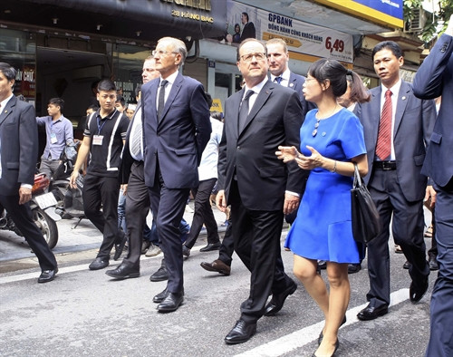 Tổng thống Pháp François Hollande thăm phố cổ Hà Nội. Ảnh: TTXVN