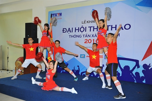 Một tiết mục văn nghệ của Ban biên tập Tin Thế giới biểu diễn tại lễ khai mạc Đại hội Thể thao TTXVN 2016. Ảnh: Minh Đức- TTXVN