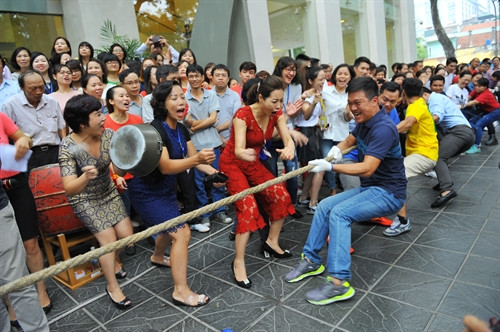 Trận thi đấu kéo co giữa đội Ban biên tập Ảnh và đội ITAXA. Ảnh: Minh Đức- TTXVN