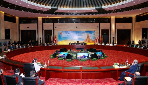 Quang cảnh Phiên toàn thể Hội nghị Cấp cao ASEAN lần thứ 28-29 tại thủ đô Viêng Chăn của Lào. Ảnh: Thống Nhất-TTXVN