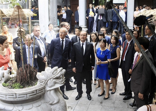 Tổng thống Francois Hollande tham quan đình Kim Ngân, số 42 Hàng Bạc, quận Hoàn Kiếm. Ảnh: Phạm Kiên – TTXVN Tổng thống Francois Hollande tham quan đình Kim Ngân, số 42 Hàng Bạc, quận Hoàn Kiếm. Ảnh: Phạm Kiên – TTXVN