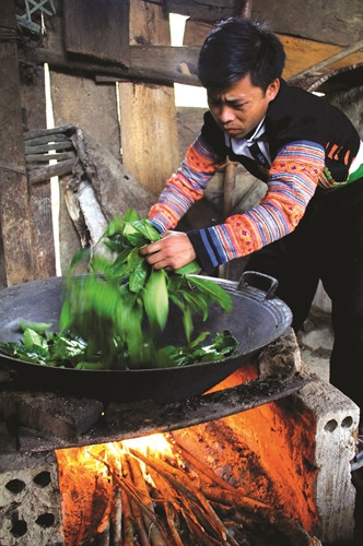 Người Mông ở tỉnh Yên Bái sao chè theo phương pháp truyền thống Người Mông ở tỉnh Yên Bái sao chè theo phương pháp truyền thống