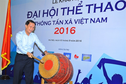 Đồng chí Nguyến Đức Lợi- Ủy viên Trung ương Đảng, Tổng Giám đốc TTXVN đánh trống khai mạc Đại hội Thể thao TTXVN 2016. Ảnh: Minh Đức- TTXVN