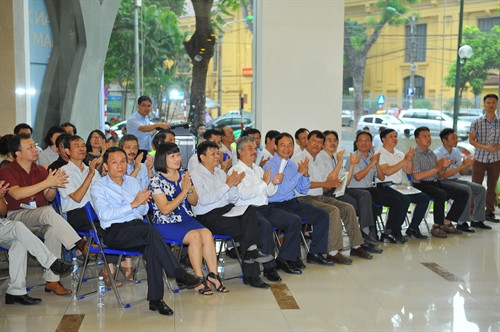 Ban Lãnh đạo cơ quan và các đại biểu dự lễ khai mạc Đại hội Thể thao TTXVN 2016. Ảnh: Minh Đức- TTXVN