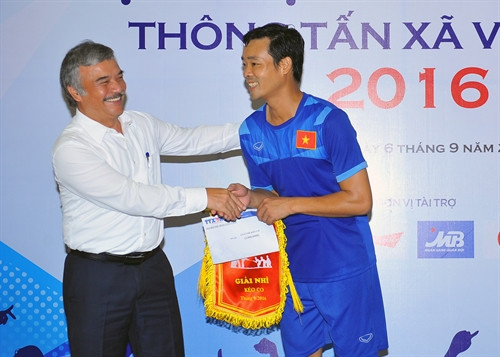 Phó Tổng Giám đốc TTXVN Nguyễn Hoài Dương trao giải Nhì môn kéo co cho đội VNA 8. Ảnh: Minh Đức- TTXVN