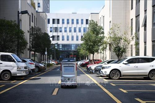 Robot được sử dụng để giao hàng cho người dân ở Trường Sa, tỉnh Hồ Nam, Trung Quốc ngày 14/2/2020. Ảnh: THX/TTXVN Robot được sử dụng để giao hàng cho người dân ở Trường Sa, tỉnh Hồ Nam, Trung Quốc ngày 14/2/2020. Ảnh: THX/TTXVN