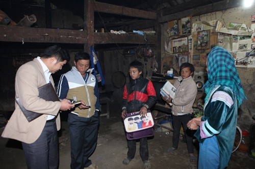 Thầy Trần Văn Duy, Hiệu trưởng Trường PTDTBT Dào San trao đổi số điện thoại để gia đình yên tâm khi con trở lại trường học. Thầy Trần Văn Duy, Hiệu trưởng Trường PTDTBT Dào San trao đổi số điện thoại để gia đình yên tâm khi con trở lại trường học.