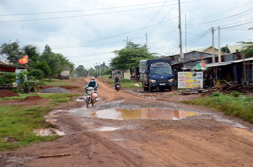 Đường sá nhiều nơi cũng bắt đầu hư hỏng, xuống cấp
