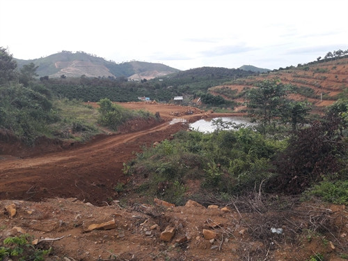 Cảnh hoang tàn khu vực chân thác Cột Đá. Ảnh: Hưng Thịnh - TTXVN Cảnh hoang tàn khu vực chân thác Cột Đá. Ảnh: Hưng Thịnh - TTXVN