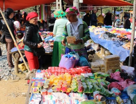 Mua nhu yếu phẩm cho gia đình. Mua nhu yếu phẩm cho gia đình.