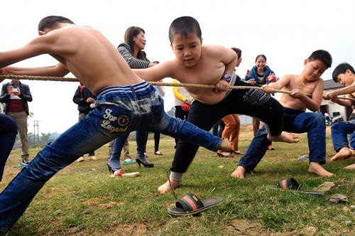 Kéo co ngồi là một trò trình diễn nghi lễ trong hội làng tại đền Quán Thánh, phường Thạch Bàn, quận Long Biên, thành phố Hà Nội Chạy thi lấy nước nấu cơm cùng với chạy cờ, kéo mỏ và vật thờ là 4 trò trình diễn luôn được thực hành mang tính nghi lễ trong hội đền Vua Bà ở Sóc Sơn. Một trận đấu kéo mỏ rất quyết liệt với sự chứng kiến của đông đảo khán giả Kéo song là món ăn tinh thần không thể thiếu của người dân 3 làng Hương Canh, Ngọc Canh và Tiên Canh tỉnh Vĩnh Phúc mỗi khi xuân về. Chân dung các song thủ trong một trận kéo song, họ luôn cống hiến hết sức vì màu cờ sắc áo. Các song thủ đứng hàng đầu ở các đội thường có sức khỏe rất tốt, đạp chân vào cột để giữ thăng bằng và để tăng thêm lực Sợi song bị ghìm, bị kéo qua kéo lại sát lỗ cột đến mức nóng bỏng bốc khói. Do bàn tay bàn chân luôn va chạm vào cột và sợi dây song nên thương tích là điều không tránh khỏi Trận đấu đầy kịch tính diễn ra tại huyện Bắc Hà tỉnh Lào Cai của 2 đội nữ người dân tộc Tày và dân tộc Dao. Các bé thiếu nhi luôn nhiệt tình và rất hứng khởi với trò chơi kéo co ở tỉnh Phú Thọ. Các đồng chí bộ đội tỉnh Đắk Lắk đang tung hết sức mình cùng với bà con trong trận chung kết kéo co Niềm vui của đội kéo co Mạn Đường khi chiến thắng