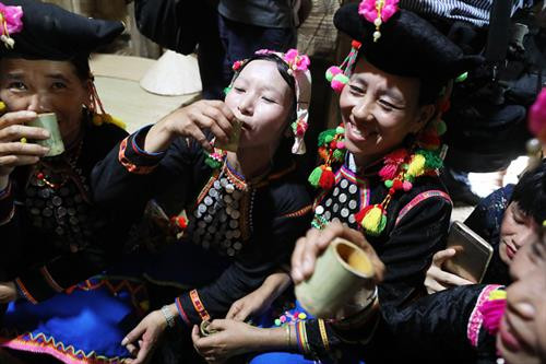 "Cuộc sống của người dân tộc Si La gắn chặt với núi rừng, điều kiện canh tác rất khó khăn nên đồng bào luôn mơ ước về sự no đủ. Đó là lý do ra đời của Lễ mừng cơm mới", Nghệ nhân ưu tú Hù Cố Xuân, Kan Hồ, Mường Tè, Lai Châu nói. Lễ cơm mới diễn ra tại ra đình trưởng họ của mỗi dòng họ. Những người phụ nữ trong gia đình sẽ chuẩn bị các lễ vật. Trưởng họ sẽ chuẩn bị ba viên đá (1 viên đại diện cho thần linh, 1 viên là trưởng họ, 1 viên là khách đến nhà). Gia chủ (trưởng họ) thay mặt dòng họ để làm phần nghi lễ mời tổ tiên, ông bà, cha mẹ và những người đã khuất về hưởng thụ. Lễ cúng thường được làm vào buổi chiều, bởi theo quan niệm của người Si La khi mặt trời lặn ông bà mới có thể về bên con cháu. Những người đại diện cho các gia đình trong dòng họ chuẩn bị lễ vật, hẹn ngày y Hợi, Ngọ, Tỵ, Thân hoặc Thìn để mang lễ vật đi làm lễ. Khi đến nơi, mỗi người sẽ mở những lễ vật bày lên chiếc mâm lớn. Lễ vật là đồ ăn thức uống quen thuộc, được chuẩn bị từ nhiều ngày trước đó. Mỗi gia đình tự đồ cơm bằng gạo mới của nhà mình, gói trong lá chuối, 1 số loại củ như khoai sọ, gừng cùng với 1 con sóc, 1 con cua, 1 con cá đã được chế biến, gói vào lá chuối, hấp chín. Đây là những lễ vật bắt buộc phải có. Thầy cúng đặt cơm và cây lúa chuẩn bị thu hoạch lên ban thờ tổ tiên để kết thúc nghi thức cúng. Sau lễ, gia chủ và con cháu trong nhà bày mâm mời anh em họ hàng, khách khứa trong bản dự bữa cơm mới. Gia đình nào khó khăn, trưởng dòng họ cho đem lễ vật đã cúng về nhà ăn. Các phụ nữ say sưa uống rượu trong bữa cơm. Họ nhảy múa, hát các bài dân ca truyền thống, trò chơi dân gian của dân tộc mình. Các điệu hát và tiếng sáo, tiếng đàn vang lên khắp núi rừng báo hiệu một mùa bội thu, an lành, no ấm. "Cuộc sống của người dân tộc Si La gắn chặt với núi rừng, điều kiện canh tác rất khó khăn nên đồng bào luôn mơ ước về sự no đủ. Đó là lý do ra đời của Lễ mừng cơm mới", Nghệ nhân ưu tú Hù Cố Xuân, Kan Hồ, Mường Tè, Lai Châu nói. Lễ cơm mới diễn ra tại ra đình trưởng họ của mỗi dòng họ. Những người phụ nữ trong gia đình sẽ chuẩn bị các lễ vật. Trưởng họ sẽ chuẩn bị ba viên đá (1 viên đại diện cho thần linh, 1 viên là trưởng họ, 1 viên là khách đến nhà). Gia chủ (trưởng họ) thay mặt dòng họ để làm phần nghi lễ mời tổ tiên, ông bà, cha mẹ và những người đã khuất về hưởng thụ. Lễ cúng thường được làm vào buổi chiều, bởi theo quan niệm của người Si La khi mặt trời lặn ông bà mới có thể về bên con cháu. Những người đại diện cho các gia đình trong dòng họ chuẩn bị lễ vật, hẹn ngày y Hợi, Ngọ, Tỵ, Thân hoặc Thìn để mang lễ vật đi làm lễ. Khi đến nơi, mỗi người sẽ mở những lễ vật bày lên chiếc mâm lớn. Lễ vật là đồ ăn thức uống quen thuộc, được chuẩn bị từ nhiều ngày trước đó. Mỗi gia đình tự đồ cơm bằng gạo mới của nhà mình, gói trong lá chuối, 1 số loại củ như khoai sọ, gừng cùng với 1 con sóc, 1 con cua, 1 con cá đã được chế biến, gói vào lá chuối, hấp chín. Đây là những lễ vật bắt buộc phải có. Thầy cúng đặt cơm và cây lúa chuẩn bị thu hoạch lên ban thờ tổ tiên để kết thúc nghi thức cúng. Sau lễ, gia chủ và con cháu trong nhà bày mâm mời anh em họ hàng, khách khứa trong bản dự bữa cơm mới. Gia đình nào khó khăn, trưởng dòng họ cho đem lễ vật đã cúng về nhà ăn. Các phụ nữ say sưa uống rượu trong bữa cơm. Họ nhảy múa, hát các bài dân ca truyền thống, trò chơi dân gian của dân tộc mình. Các điệu hát và tiếng sáo, tiếng đàn vang lên khắp núi rừng báo hiệu một mùa bội thu, an lành, no ấm.