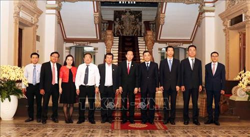 Ông Lê Thanh Liêm, Phó Chủ tịch Thường trực UBND Thành phố Hồ Chí Minh và đoàn đại biểu Thượng Hải (Trung Quốc) do ông Bành Trầm Lôi, Phó Thị trưởng Thượng Hải dẫn đầu, chụp ảnh chung. Ảnh: Xuân Khu-TTXVN