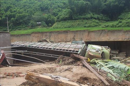 Chiếc xe ô tô bị bùn đất vùi lấp sau trận lũ quét. Ảnh: Khiếu Tư – TTXVN Chiếc xe ô tô bị bùn đất vùi lấp sau trận lũ quét. Ảnh: Khiếu Tư – TTXVN