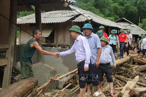 Bí thư Tỉnh ủy Thanh Hóa Trịnh Văn Chiến thăm hỏi, động viên bà con bản Sa Ná khắc phục hậu quả thiên tai (chiều 5/8). Ảnh: Khiếu Tư – TTXVN Bí thư Tỉnh ủy Thanh Hóa Trịnh Văn Chiến thăm hỏi, động viên bà con bản Sa Ná khắc phục hậu quả thiên tai (chiều 5/8). Ảnh: Khiếu Tư – TTXVN