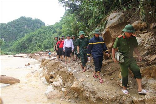Đường đi vào bản Sa Ná rất khó khăn sau trận lũ ống, lũ quét. Ảnh: Khiếu Tư – TTXVN Đường đi vào bản Sa Ná rất khó khăn sau trận lũ ống, lũ quét. Ảnh: Khiếu Tư – TTXVN
