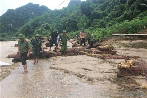 Hơn 3h đi bộ, vượt qua nhiều đoạn suối chảy siết đoàn công tác mới có thể tiếp cận bản. Ảnh: Khiếu Tư – TTXVN Hơn 3h đi bộ, vượt qua nhiều đoạn suối chảy siết đoàn công tác mới có thể tiếp cận bản. Ảnh: Khiếu Tư – TTXVN
