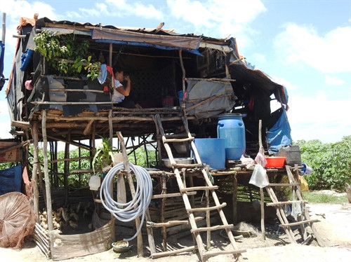 Hàng trăm ngôi nhà được dựng tạm bợ chưa đến 10 m2, với nhân khẩu từ 3 đến 7 người của bà con Việt kiều mọc lên tại khu đất ven hồ Dầu Tiếng. Hàng trăm ngôi nhà được dựng tạm bợ chưa đến 10 m2, với nhân khẩu từ 3 đến 7 người của bà con Việt kiều mọc lên tại khu đất ven hồ Dầu Tiếng.