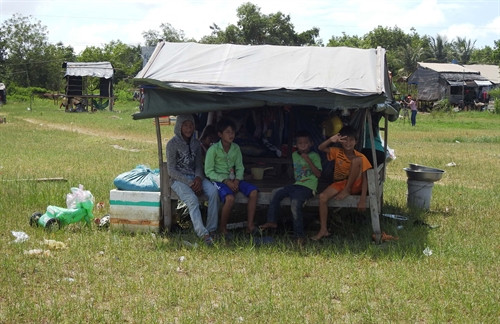 Gia đình nào cũng có từ 2 đến 5 con và hầu hết được sinh ra tại Campuchia rồi theo ba mẹ về Việt Nam nên các em không có giấy khai sinh hay bất cứ giấy tờ tuỳ thân nào. Gia đình nào cũng có từ 2 đến 5 con và hầu hết được sinh ra tại Campuchia rồi theo ba mẹ về Việt Nam nên các em không có giấy khai sinh hay bất cứ giấy tờ tuỳ thân nào.