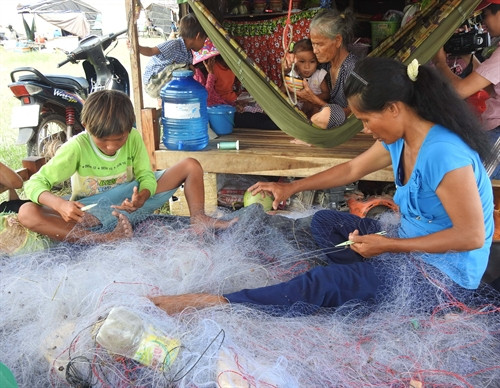 Gia đình nào cũng có từ 2 đến 5 con và hầu hết được sinh ra tại Campuchia rồi theo ba mẹ về Việt Nam nên các em không có giấy khai sinh hay bất cứ giấy tờ tuỳ thân nào. Gia đình nào cũng có từ 2 đến 5 con và hầu hết được sinh ra tại Campuchia rồi theo ba mẹ về Việt Nam nên các em không có giấy khai sinh hay bất cứ giấy tờ tuỳ thân nào.