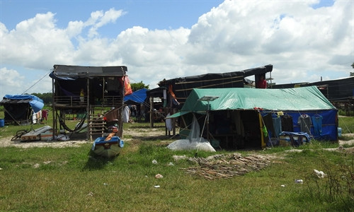 Rất nhiều vấn đề về an sinh xã hội được đặt ra với hơn 1.000 người di cư đang sinh sống trên khu vực này. Rất nhiều vấn đề về an sinh xã hội được đặt ra với hơn 1.000 người di cư đang sinh sống trên khu vực này.