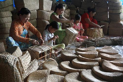 Những ngôi nhà khang trang của đồng bào Khmer ở ấp 5, xã Vĩnh Trung, huyện Vị Thủy xuất hiện ngày càng nhiều. Ảnh: Duy Khương Huyện Vị Thủy tổ chức đào tạo nghề gắn với tạo việc làm cho nhiều hộ đồng bào Khmer. Ảnh: Duy Khương Huyện Vị Thủy quan tâm, phát triển các mô hình sản xuất hiệu quả vùng đồng bào dân tộc Khmer. Ảnh: Duy Khương