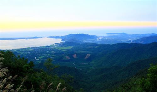 Hoàng hôn buông xuống trên đình Bạch Mã nhìn về đầm phá Cầu Hai và Vịnh Chân Mây. Ảnh: baogialai.com.vn