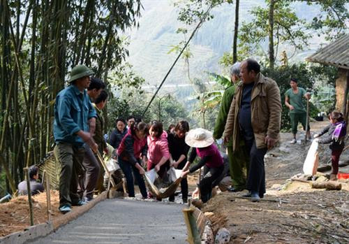 Nhân dân xã Thải Giàng Phố (Bắc Hà) đổ bê tông đường giao thông tại thôn Sán Sả Hồ. Ảnh: baolaocai.vn
