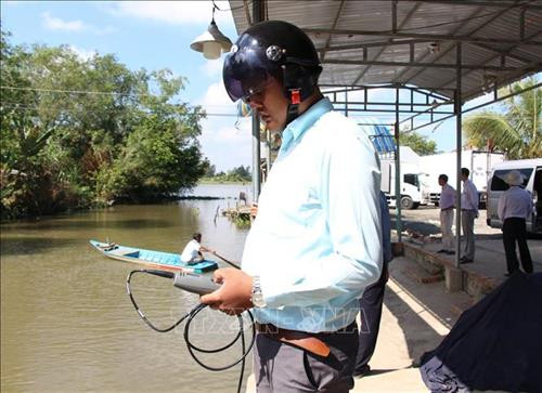 Cán bộ Trạm thủy lợi thành phố Vị Thanh đo nồng độ mặn tại các điểm cống. Ảnh: Hồng Thái - TTXVN Cán bộ Trạm thủy lợi thành phố Vị Thanh đo nồng độ mặn tại các điểm cống. Ảnh: Hồng Thái - TTXVN