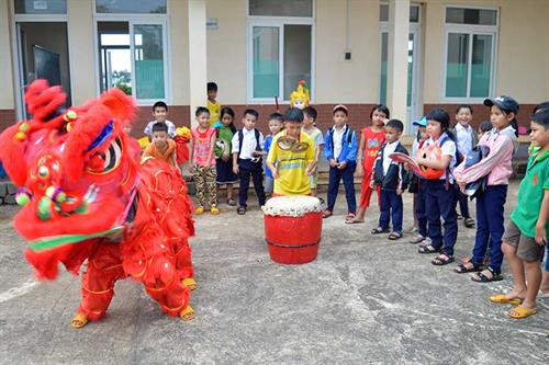 Các em thiếu nhi Làng trẻ em SOS Pleiku tập múa lân để biểu diễn trong ngày Tết Trung thu. Ảnh: baogialai.com.vn Các em thiếu nhi Làng trẻ em SOS Pleiku tập múa lân để biểu diễn trong ngày Tết Trung thu. Ảnh: baogialai.com.vn