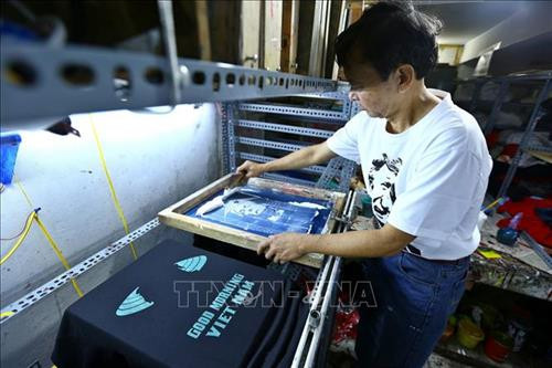 Du khách chọn mua áo có in hình Tổng thống Mỹ Donald Trump và Chủ tịch Triều Tiên Kim Jong-un tại một cửa hàng trên phố Hàng Bông. Ảnh: Quang Hải - TTXVN Một du khách nước ngoài đến tìm mua áo có in hình Tổng thống Mỹ Donald Trump và Chủ tịch Triều Tiên Kim Jong-un tại một cửa hàng trên phố Hàng Bông. Ảnh: Quang Hải - TTXVN Nhiều khách chụp ảnh lưu làm kỷ niệm. Ảnh: Minh Quyết – TTXVN Những ngày này cơ sở in áo của anh Trương Thanh Đức trên phố Hàng Bông in hơn 300 áo mỗi ngày. Ảnh: Minh Quyết – TTXVN Những ngày này cơ sở in áo của anh Trương Thanh Đức trên phố Hàng Bông in hơn 300 áo mỗi ngày. Ảnh: Minh Quyết – TTXVN Khách du lịch chọn mua áo phông in hình Tổng thống Donald Trump và Chủ tịch Kim Jong-un trên phố Hàng Bông (Hà Nội) làm kỷ niệm. Ảnh: Minh Quyết – TTXVN Nhiều du khách quốc tế thích thú với mặt hàng áo phông in hình Tổng thống Donald Trump và Chủ tịch Kim Jong-un trên phố Hàng Bông (Hà Nội). Ảnh: Minh Quyết – TTXVN Chủ cửa hàng áo phông in hình Tổng thống Donald Trump và Chủ tịch Kim Jong-un trên phố Hàng Bông (Hà Nội) trả lời phỏng vấn phóng viên báo chí quốc tế. Ảnh: Minh Quyết – TTXVN Áo phông in hình Tổng thống Donald Trump và Chủ tịch Kim Jong-un trên phố Hàng Bông (Hà Nội) đang là mặt hàng bán rất chạy. Ảnh: Minh Quyết – TTXVN Đông đảo khách du lịch quốc tế đến mua áo phông in hình Tổng thống Donald Trump và Chủ tịch Kim Jong-un trên phố Hàng Bông (Hà Nội). Ảnh: Minh Quyết – TTXVN Khách du lịch mua cờ các nước trên phố Hàng Bông (Hà Nội). Ảnh: Minh Quyết – TTXVN Du khách chọn mua áo có in hình Tổng thống Mỹ Donald Trump và Chủ tịch Triều Tiên Kim Jong-un tại một cửa hàng trên phố Hàng Bông. Ảnh: Quang Hải - TTXVN Một du khách nước ngoài đến tìm mua áo có in hình Tổng thống Mỹ Donald Trump và Chủ tịch Triều Tiên Kim Jong-un tại một cửa hàng trên phố Hàng Bông. Ảnh: Quang Hải - TTXVN Nhiều khách chụp ảnh lưu làm kỷ niệm. Ảnh: Minh Quyết – TTXVN Những ngày này cơ sở in áo của anh Trương Thanh Đức trên phố Hàng Bông in hơn 300 áo mỗi ngày. Ảnh: Minh Quyết – TTXVN Những ngày này cơ sở in áo của anh Trương Thanh Đức trên phố Hàng Bông in hơn 300 áo mỗi ngày. Ảnh: Minh Quyết – TTXVN Khách du lịch chọn mua áo phông in hình Tổng thống Donald Trump và Chủ tịch Kim Jong-un trên phố Hàng Bông (Hà Nội) làm kỷ niệm. Ảnh: Minh Quyết – TTXVN Nhiều du khách quốc tế thích thú với mặt hàng áo phông in hình Tổng thống Donald Trump và Chủ tịch Kim Jong-un trên phố Hàng Bông (Hà Nội). Ảnh: Minh Quyết – TTXVN Chủ cửa hàng áo phông in hình Tổng thống Donald Trump và Chủ tịch Kim Jong-un trên phố Hàng Bông (Hà Nội) trả lời phỏng vấn phóng viên báo chí quốc tế. Ảnh: Minh Quyết – TTXVN Áo phông in hình Tổng thống Donald Trump và Chủ tịch Kim Jong-un trên phố Hàng Bông (Hà Nội) đang là mặt hàng bán rất chạy. Ảnh: Minh Quyết – TTXVN Đông đảo khách du lịch quốc tế đến mua áo phông in hình Tổng thống Donald Trump và Chủ tịch Kim Jong-un trên phố Hàng Bông (Hà Nội). Ảnh: Minh Quyết – TTXVN Khách du lịch mua cờ các nước trên phố Hàng Bông (Hà Nội). Ảnh: Minh Quyết – TTXVN