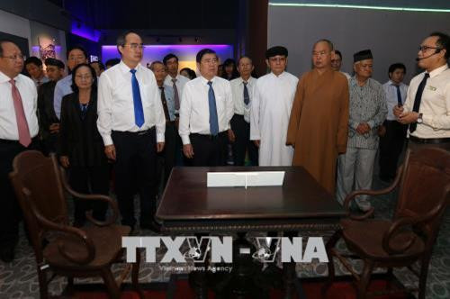 Các đại biểu tham quan trưng bày chuyên đề “Thời niên thiếu của Chủ tịch Tôn Đức Thắng” tại Bảo tàng Tôn Đức Thắng. Ảnh: Thanh Vũ-TTXVN