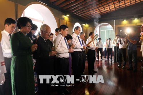 Đồng chí Nguyễn Thiện Nhân cùng các đại biểu dâng hương tưởng niệm Chủ tịch Tôn Đức Thắng. Ảnh: Thanh Vũ-TTXVN