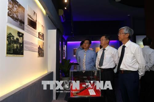 Các đại biểu tham quan trưng bày chuyên đề “Thời niên thiếu của Chủ tịch Tôn Đức Thắng” tại Bảo tàng Tôn Đức Thắng. Ảnh: Thanh Vũ-TTXVN