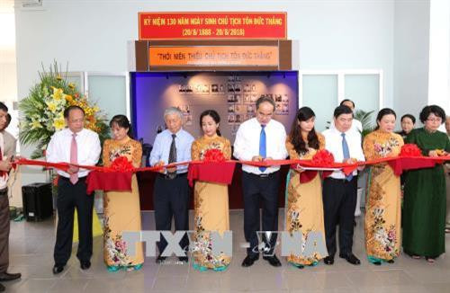 Các đại biểu cắt băng khai mạc trưng bày chuyên đề “Thời niên thiếu của Chủ tịch Tôn Đức Thắng” tại Bảo tàng Tôn Đức Thắng. Ảnh: Thanh Vũ-TTXVN