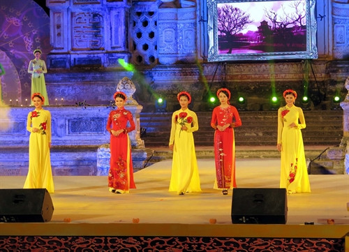 Đêm hội áo dài- một trong những hoạt động văn hóa đặc sắc tại Festival Huế 2016. Ảnh: Quốc Việt- TTXVN Đêm hội áo dài- một trong những hoạt động văn hóa đặc sắc tại Festival Huế 2016. Ảnh: Quốc Việt- TTXVN