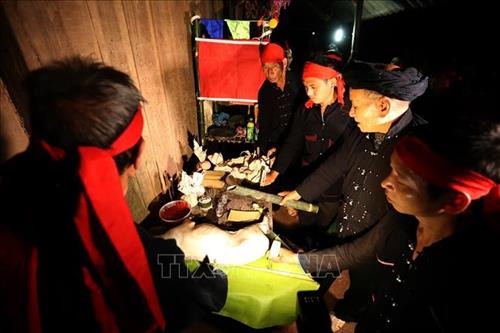 Thầy cúng khấn xin phép thần lửa cho các thành viên đã được chọn trước khi nghi thức nhảy lửa được bắt đầu. Ảnh: Phan Tuấn Anh - TTXVN Thầy cúng khấn xin phép thần lửa cho các thành viên đã được chọn trước khi nghi thức nhảy lửa được bắt đầu. Ảnh: Phan Tuấn Anh - TTXVN